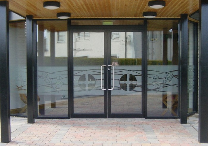 алюминиевые двери входные в ТЦ