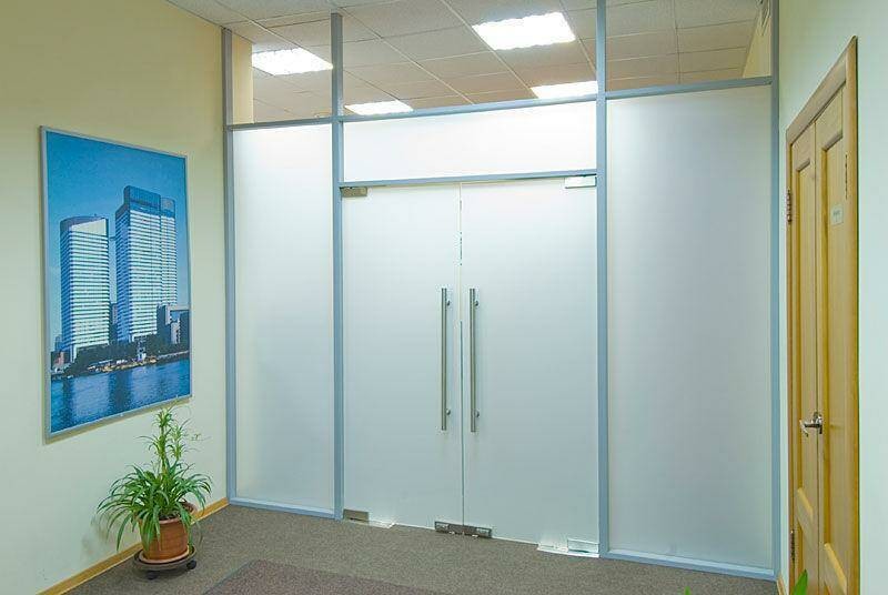 Стеклянные распашные двери для офиса