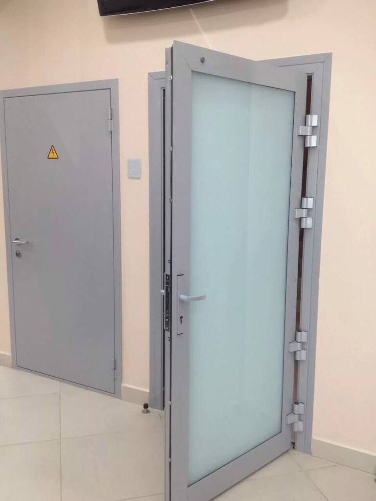 алюминиевые офисные двери со стеклом