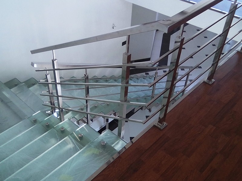 Стеклянные лестницы на второй этаж