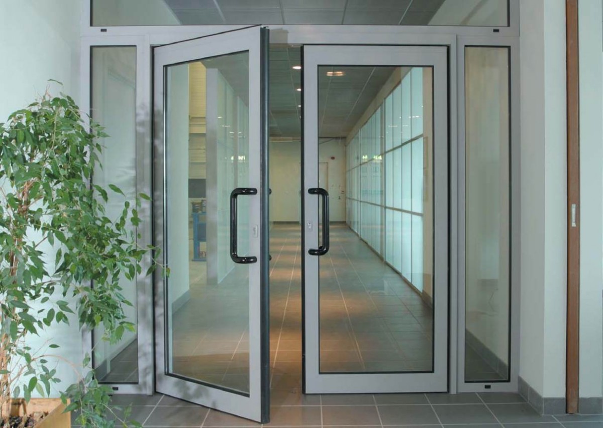 алюминиевые двери со стеклом