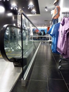 Стеклянное ограждение эскалатора в Торговом центре